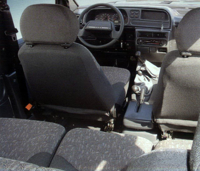 Минивэн получил оригинальную панель приборов и руль от ВАЗ-2110