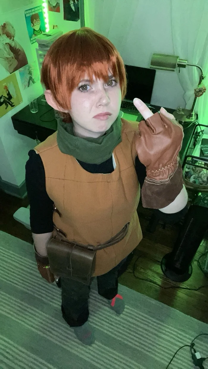 Chilchuck Tims from Dungeon of Goodies says hi - Cosplay, Costume, Anime, Anime, Cloth, Fancy clothes, Middle finger, Fictional characters, Dungeon Meshi, Chilchuck Tims