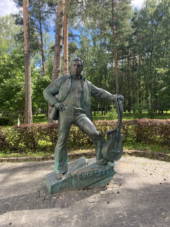 Памятник В.С. Высоцкому на аллее Высоцкого перед ДК «Мир»