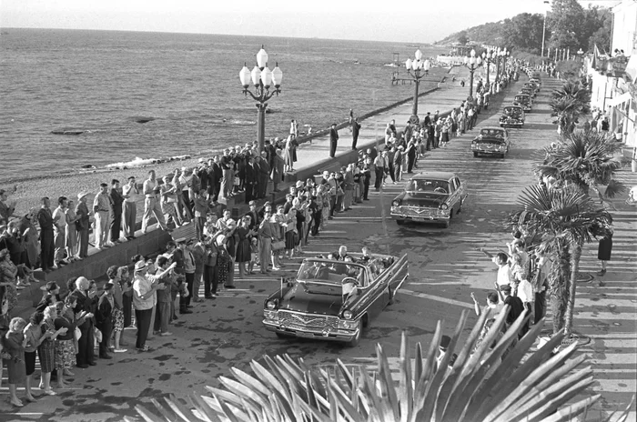 The motorcade of the President of the Republic of India on the Yalta embankment in September 1964. Author of the photo: Kropivnitsky Sigismund Evstafievich - the USSR, Tuple, The president, Yalta, Made in USSR, Crimea, 60th, Retro, Telegram (link)