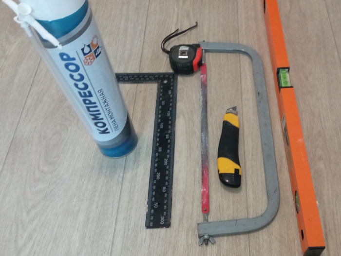 Набор инструментов небольшой. Два баллона вот такой пены, угольник, ножовка, уровень, рулетка, строительный нож, напильник и направляйка для отреза (фото далее).