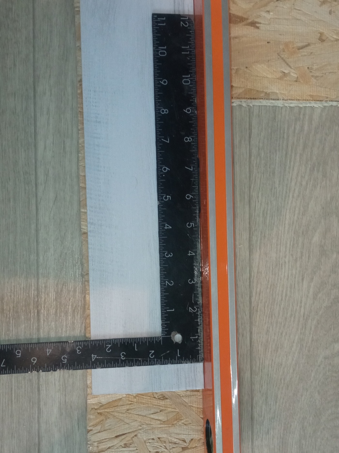 С помощью угольника нарисовал линию отреза.