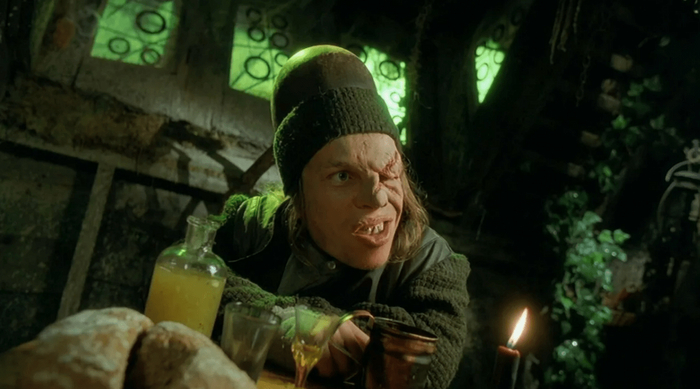 Один из самых известных в мире актёров-карликов Уорвик Дэвис неузнаваем в гриме гнома Жёлудя