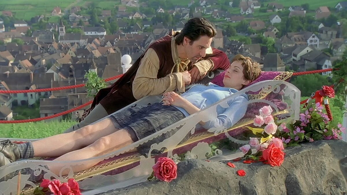 Местный «Диснейленд» — Город поцелуев, где влюблённые парочки за деньги могут разыграть историю Белоснежки и её принца