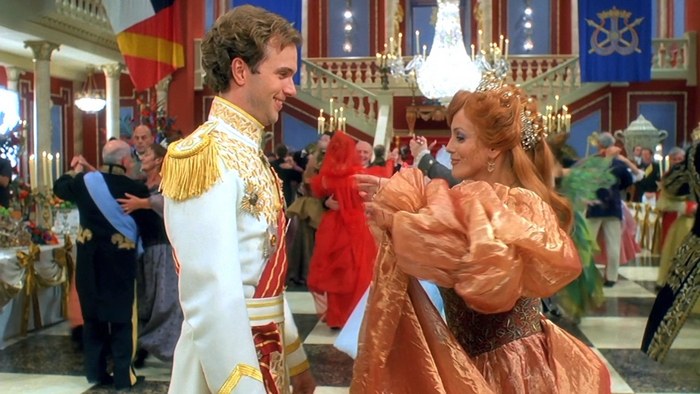 Золушке, которую сыграла Энн Маргрет, уже двести лет, но она всё ещё танцует на балах, одолевая приступы ревматизма