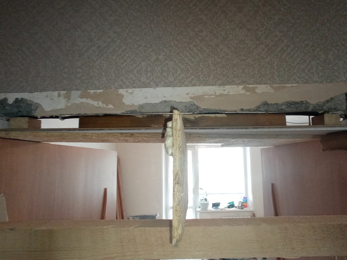 Конструкция из говна и палок для фиксации верхней части проёма.