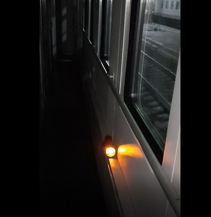 Это мы сели в поезд Перми. В вагоне нет света и воды. Свет потом дали, воду - нет.