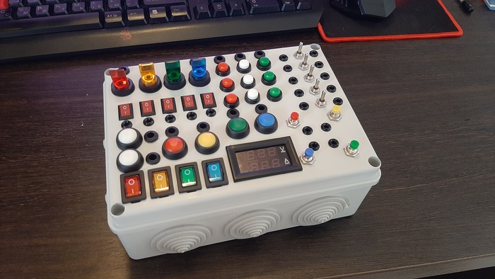 Воткнул кнопки и держатели для лампочек