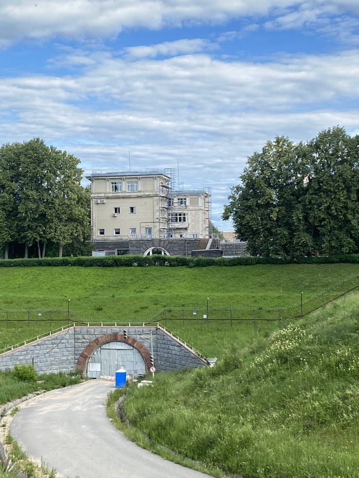 Вот здесь когда-то осуществлялось движение транспорта.