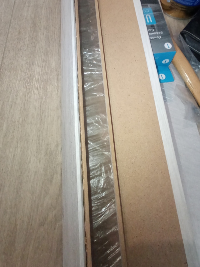 Собственной персоной дверная коробка и наличник. Данное пазовое решение чуть дороже прибивных, но стоит своих денег. Преимущество в отсутствии гвоздиков, которые со временем топорщатся, и эстетика в их отсутствии.