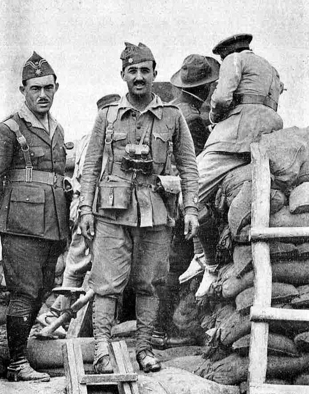 Легионеры минувшего столетия и наших дней. Как можно понять, Испанский легион несёт службу и в наши дни