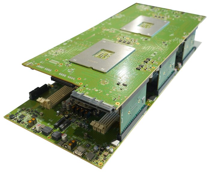 Фотография четырехпроцессорного исполнения - SMP cистема, включающая две системные платы "Ключевская" и четыре высокоскоростных сателлитных объединительных плат