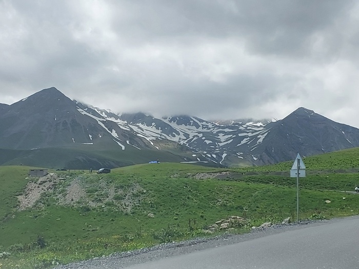 Здесь можно заметить дельтапланериста, сложившего своё "крыло". Похоже, он готовился к прыжку