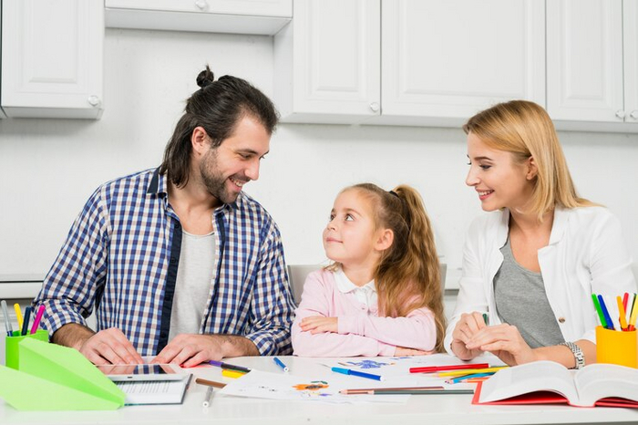 Именно в отношениях с родителями формируются первичные представления ребенка о самом себе. Переоценить влиятие этого факта трудно, ведь во взрослый возраст мы отправляемся с убеждениями из детства.