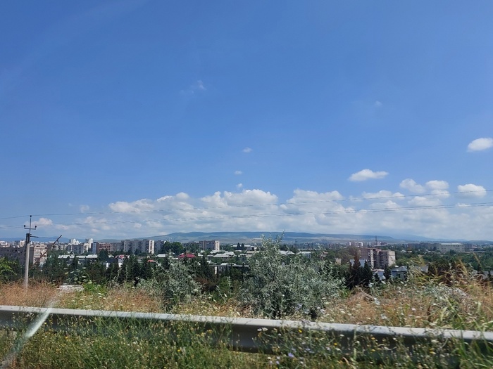 Въезд в город со стороны армяно-грузинской границы, можете не верить, но напоминает въезд в Саратов