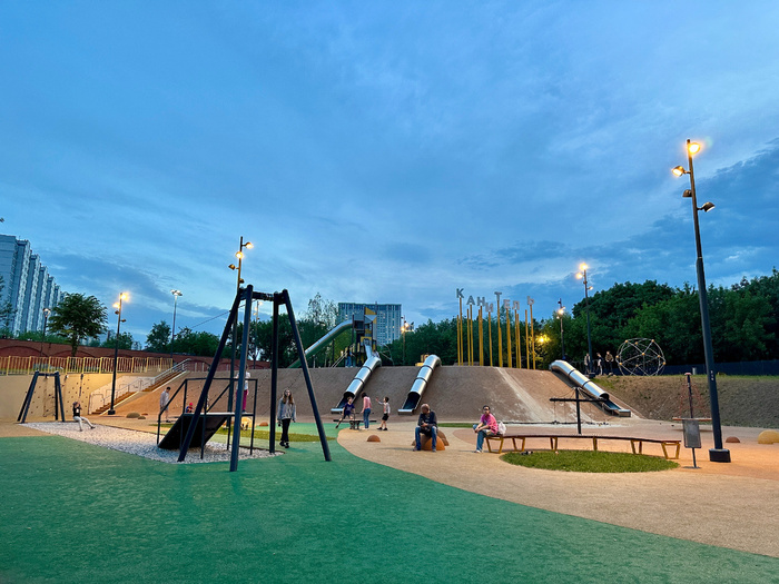 Детская площадка канитель в парке Долина реки Шмелевка