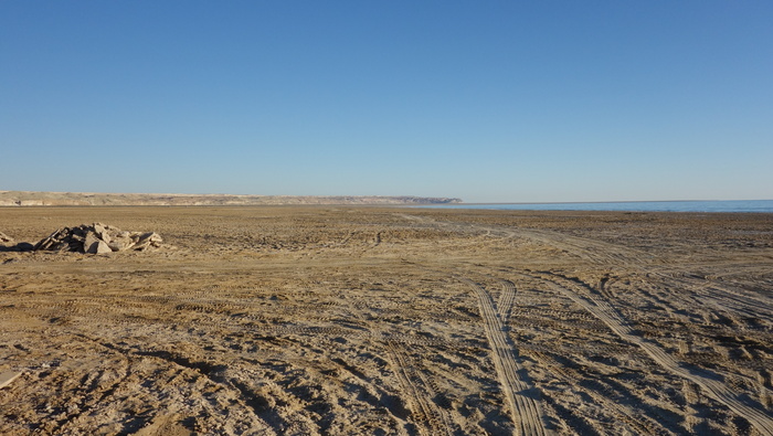 Следы колёс - это как раз от добытчиков рачка. Они носятся по краю моря на мотиках с колясками.