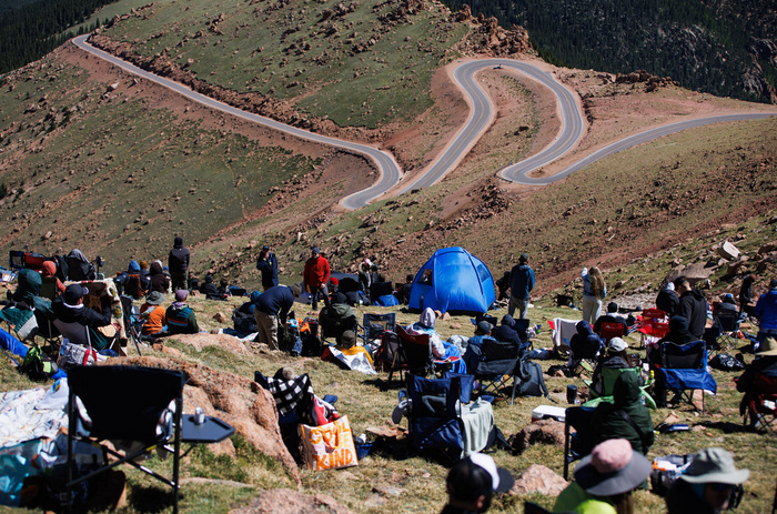 Чтобы занять удобное место для просмотра гонки, нужно попасть на гору до четырёх часов утра — пока трассу не перекрыли для проведения соревнований.