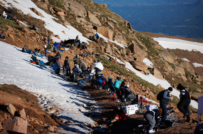 В июне на склонах Пайкс Пика всё ещё лежит снег. Да и вообще свежо — не говоря о том, что погода может резко перемениться.