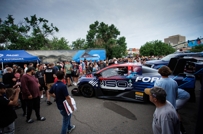 Традиционный «fan day» позволяет болельщикам (да и просто горожанам) накануне гонки рассмотреть машины вблизи и пообщаться с гонщиками.
