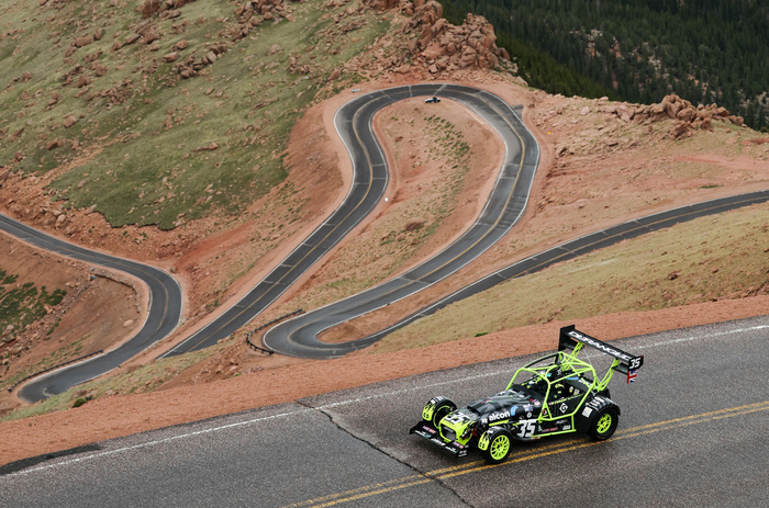 Англичанин Данкан Коупер сам построил свою гоночную машину в гараже, и привёз её в Колорадо прямиком с родины.