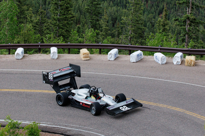 На этой машине ещё тридцать лет назад выступал многократный призёр гонки Пол Далленбах. Но Спенсеру Стилу на этот раз добраться до финиша не удалось.