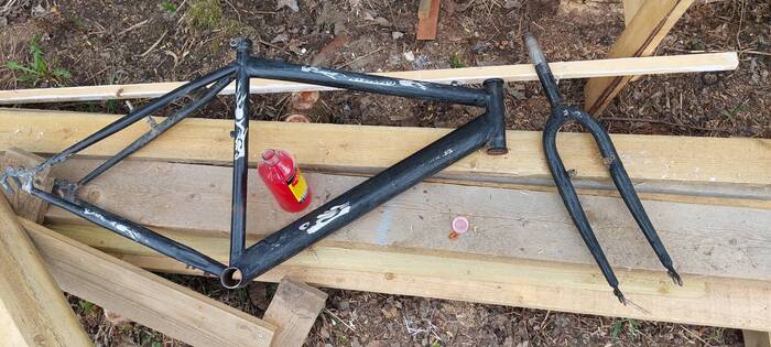 Смывка краски отлично работает, но запах непередаваемый. Работать надо на свежем воздухе и в защитном костюме, попадая на кожу - жжется.