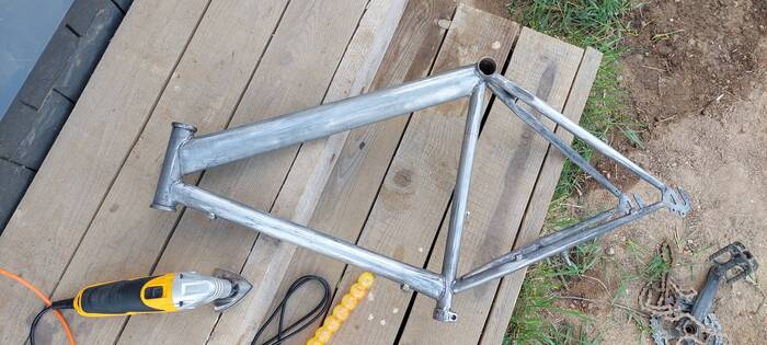 Рама оказалась в хорошем состоянии, ровная и не особо ржавая, как казалось.