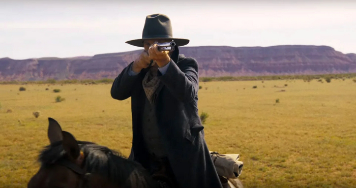 Костнер стреляет в зрителя ))