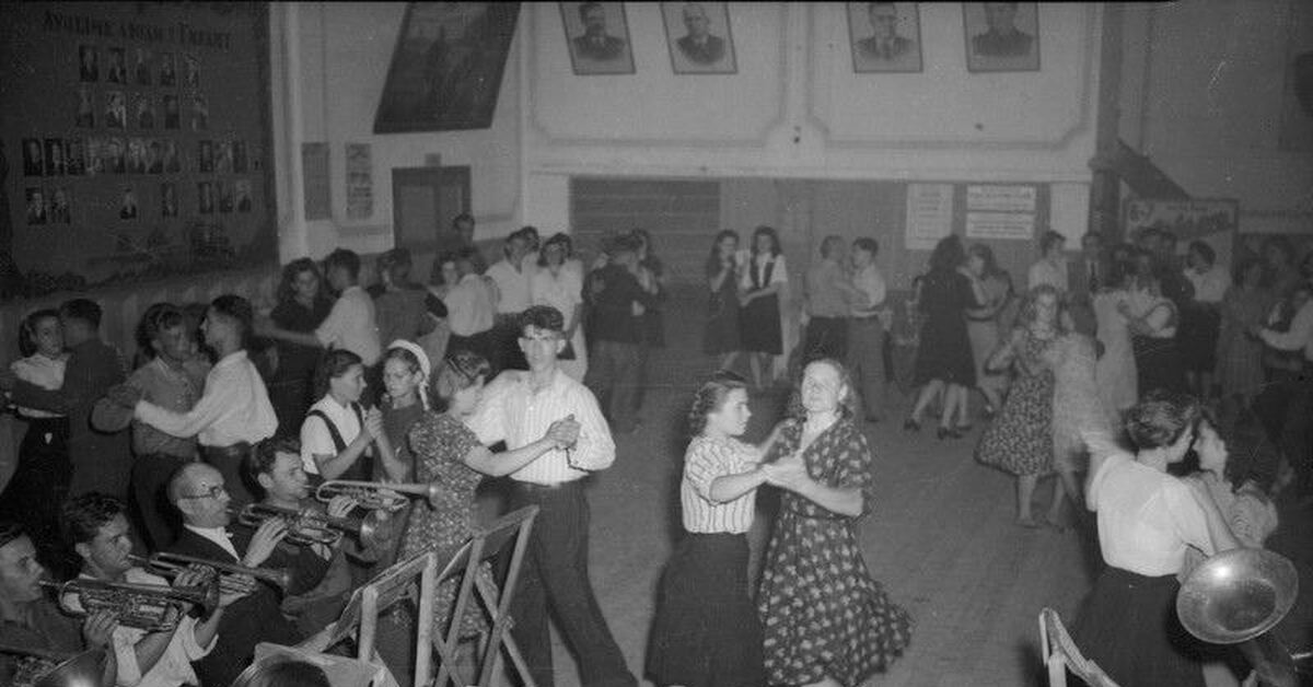 люди танцуют в сельском клубе, ретро