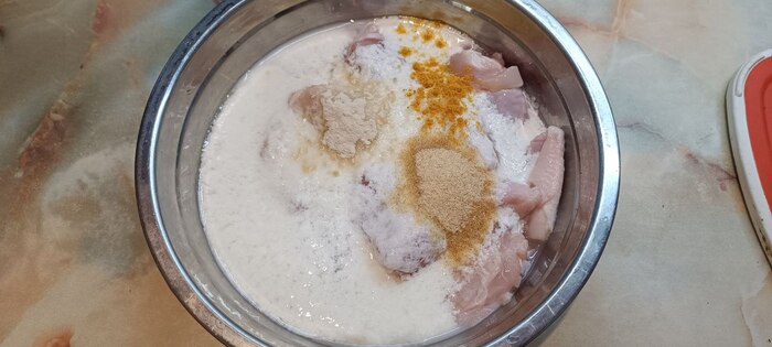 Куриные крылья – 1000 г,Молоко цельное – 200 г,Лимонный сок – 1 ст. л. ,Куркума – 2 щепотки,Луковый порошок – 1 ч.л.,Чеснок – 1 ч.л.