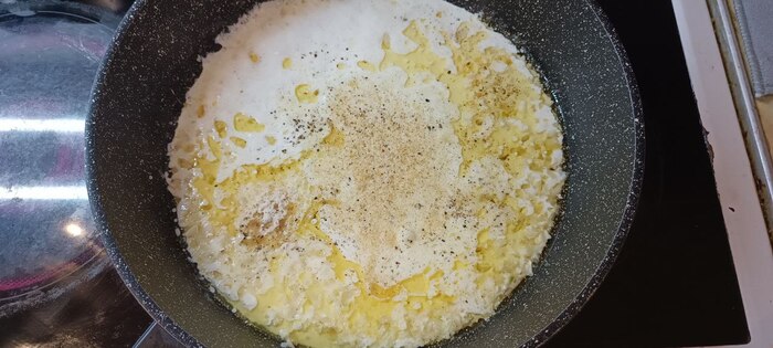 Жирные сливки – 200 г.,Соль – 1 ч.л.,Перец – 1 ч.л.,Сухой чеснок – 1 ч.л.