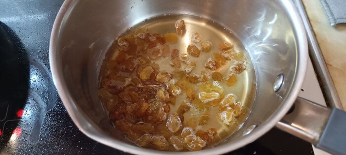 Изюм – 50 г.,Растительное масло – для обжарки