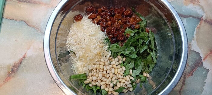 Жаренный изюм – 50 г.,Салат Ромен – 30 г.,Пармезан – 20 г.,Кедровые орешки – 15 г.,Соль – 2 щепотки,Лимонный сок – 2 ч.л.,Растительное масло – 1 ч.л.