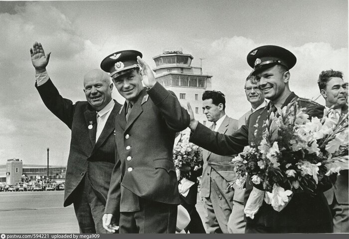 Юрий Гагарин выходит из самолёта, 1961.