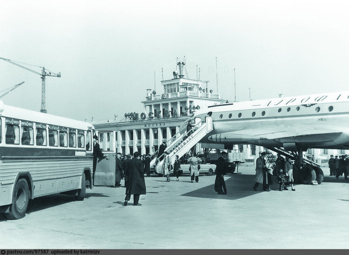 Посадка на рейс в аэропорту "Внуково", 1960.