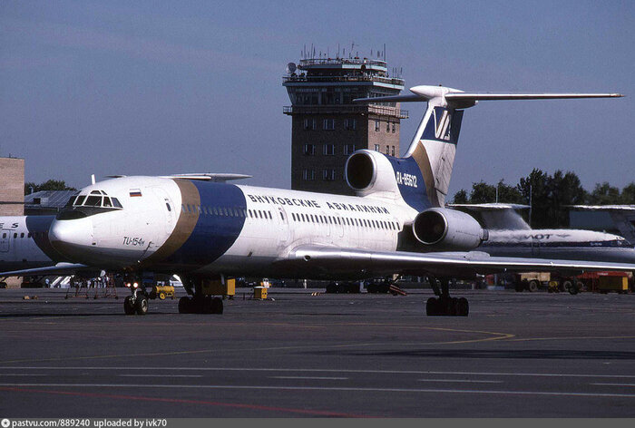 Терминалы аэропорта "Внуково" в начале 1990-х.
