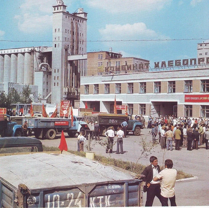 Городской элеватор и комбинат хлебопродуктов, Кокчетав, первая половина 1980-х гг. Автор фото: В. Терещук - Комбинат, Хлебозавод, СССР, Telegram (ссылка), Сделано в СССР, Детство в СССР, Ретро, Работники, Лето, Старое фото