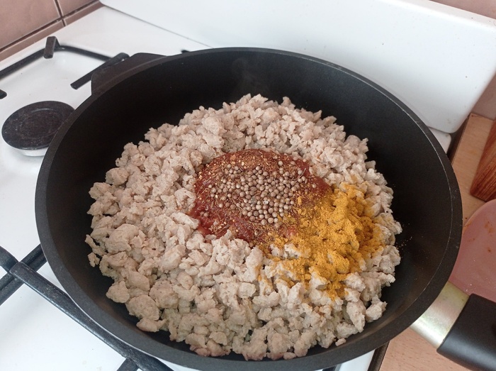 Ингредиенты на сковороде