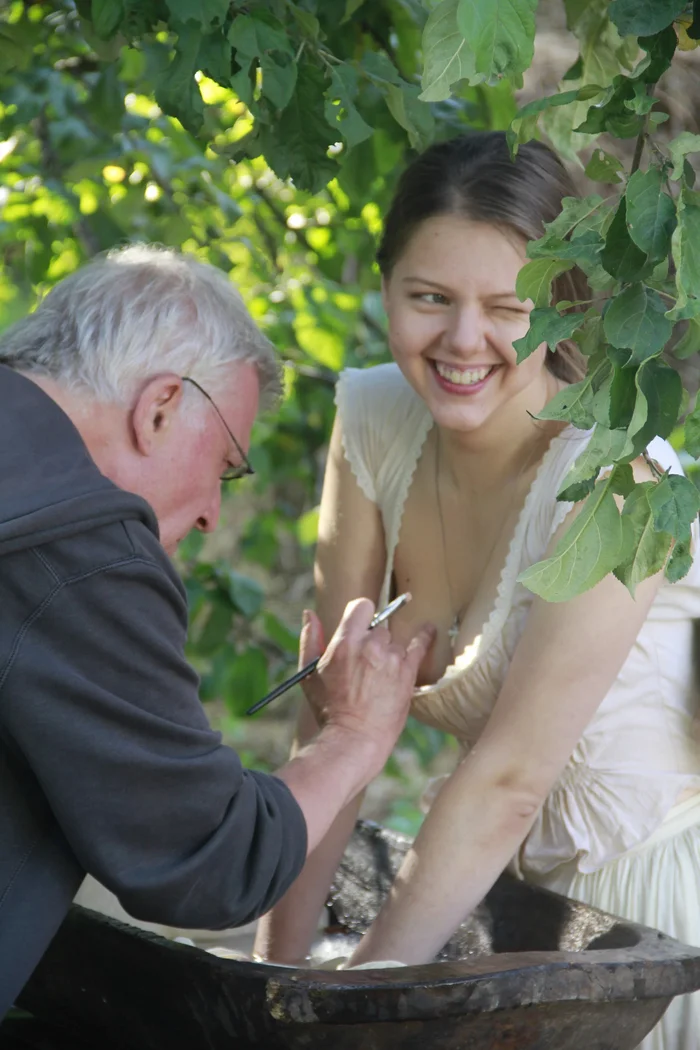 Finishing touches - Girls, The photo, Make-up artist