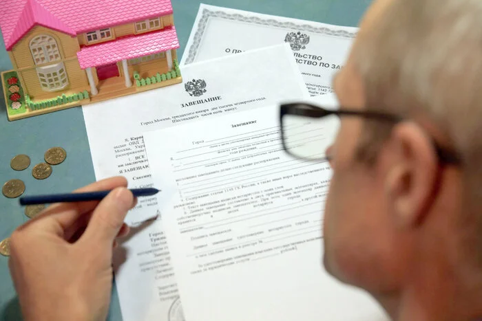 The pensioner bequeathed the apartment to one person, and then gave it to another. Who ended up getting the apartment? - My, Court, Right, Law, Inheritance, Apartment, Presents, Will, Claim