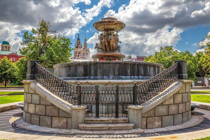 Фонтанов Петровский, на Театральной площади