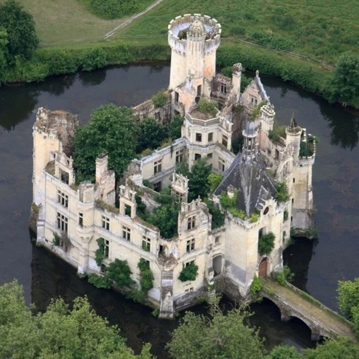 French castle Chateau de la Mothe-Chandeniers abandoned after a fire in 1932 - Abandoned, Travels, France, Lock