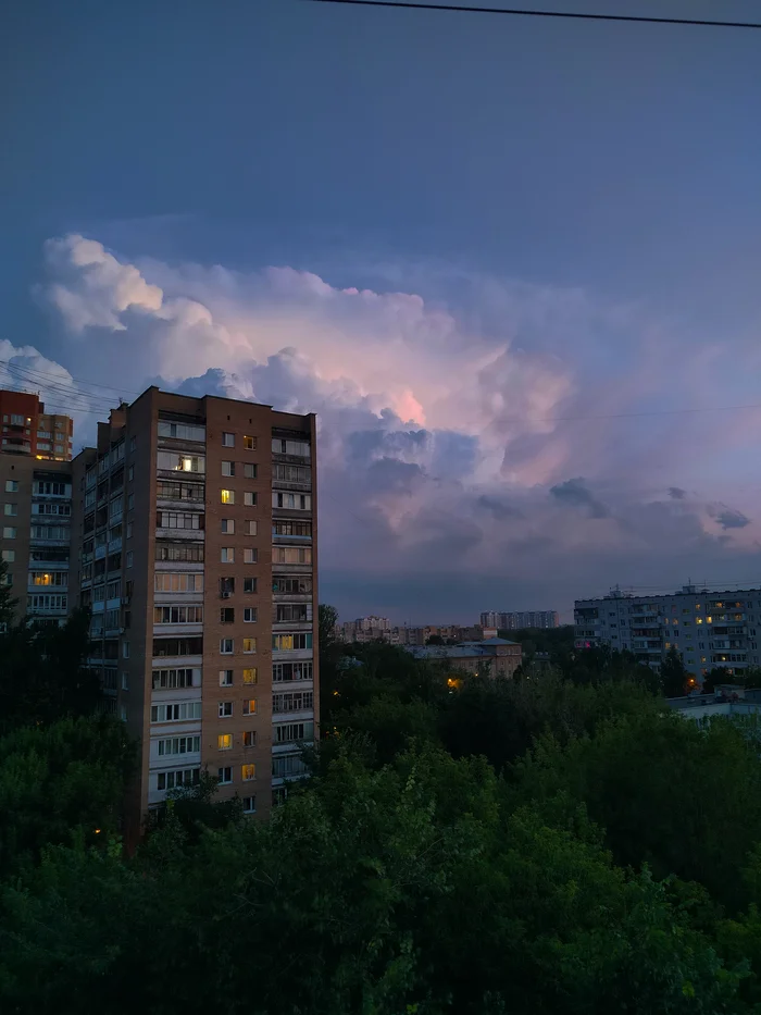 20 minutes before the start of the rain near Moscow - My, Mobile photography, Clouds, The clouds, Sky, Video, Soundless, Vertical video, Longpost