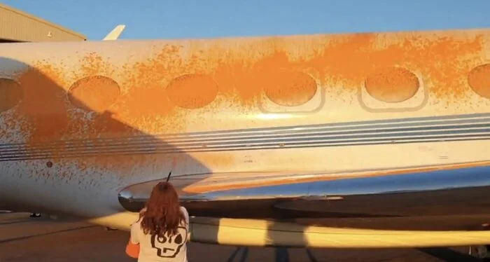 Is it true that environmental activists threw paint on Taylor Swift's plane? - My, Ecology, Activists, The airport, London, Taylor Swift, Aviation, Great Britain, Celebrities, Facts, Проверка, Research, Informative, Video, Person, Society, Longpost, Youtube