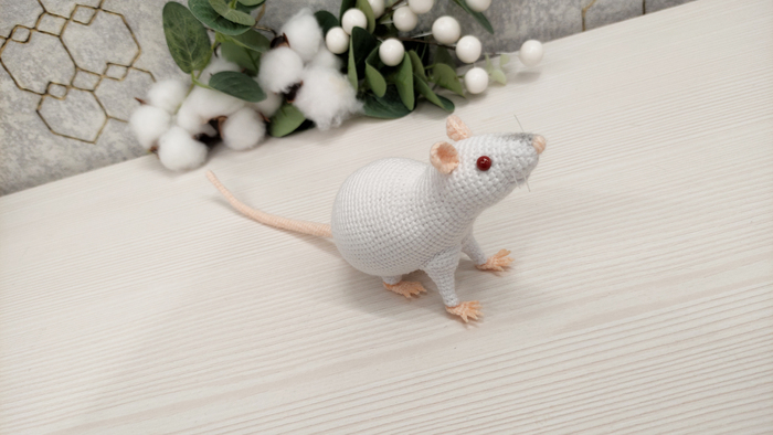 Пряжа акрил+хлопок, наполнитель холлофайбер Усы из лески. Длина тела крысы примерно 11 см (без учета хвоста)