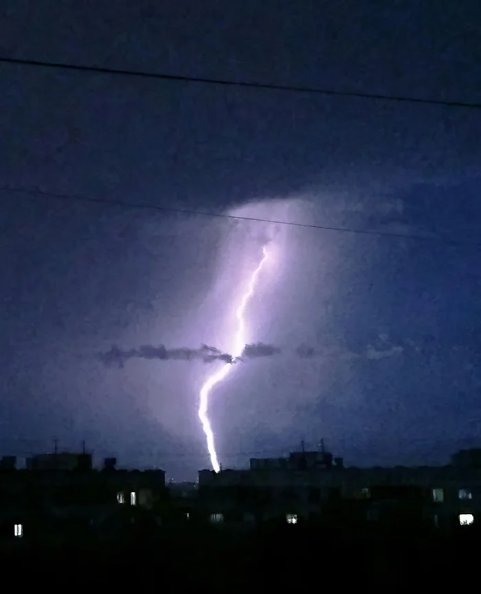 Caught the boom! - My, Mobile photography, Lightning, Moscow, Thunderstorm, Hurricane