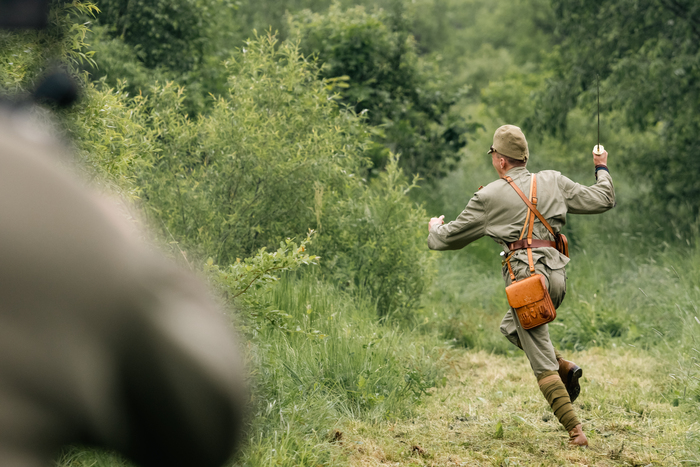 Командир японских диверсантов ведет группу в атаку