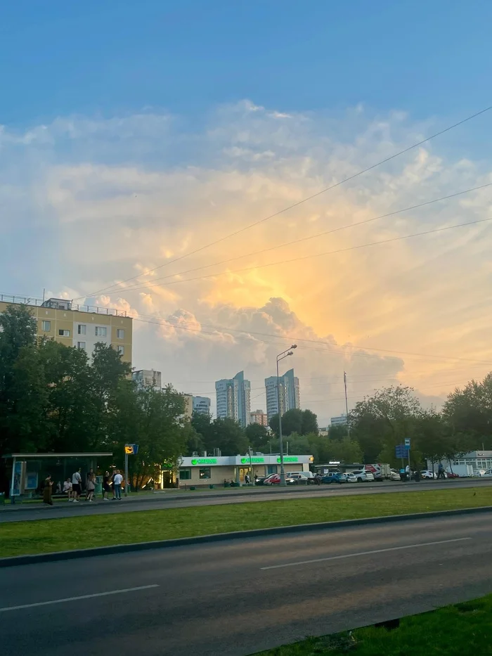 Предвестник вчерашнего ливня в столице - Моё, Мобильная фотография, Облака, Закат, Вечер, Видео, Вертикальное видео, Длиннопост, Москва