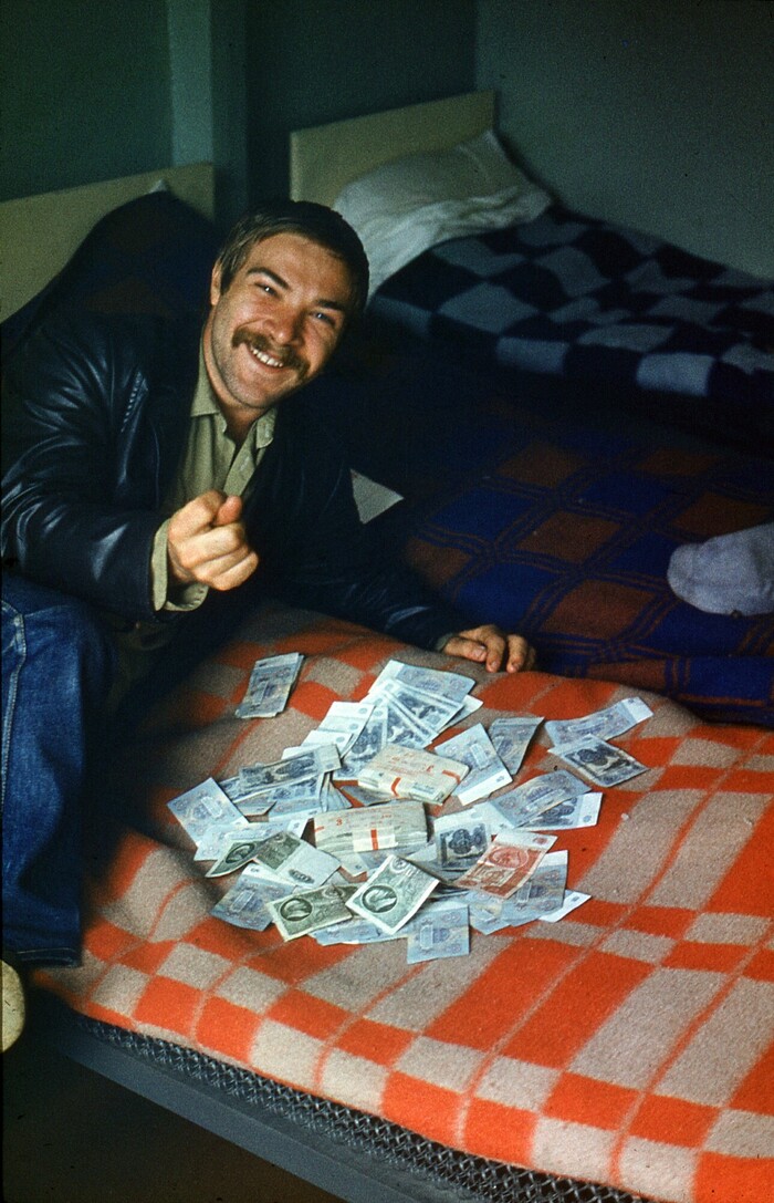 В общаге геологоразведочной экспедиции. Бороду уже сбрил, оставив только усы. Они, правда, тоже долго не продержались. Надоедает мне растительность на лице, ничего с этим поделать не могу.